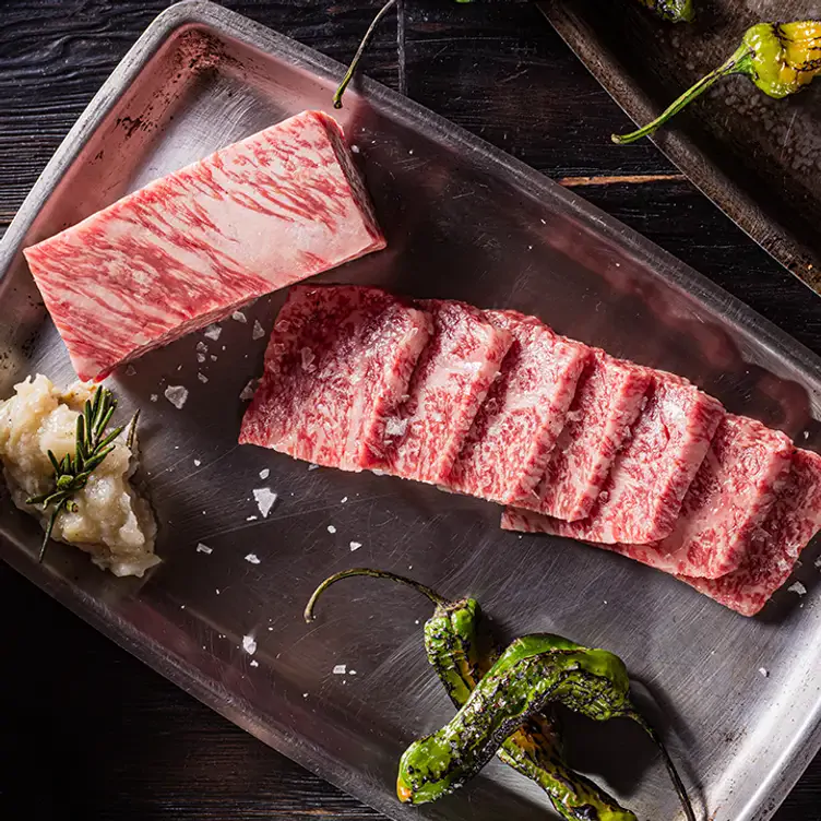 Un plato con carne, puré y chiles asados en Señora Tanaka - Monterrey, una de las mejores opciones japonesas para comer aquí.