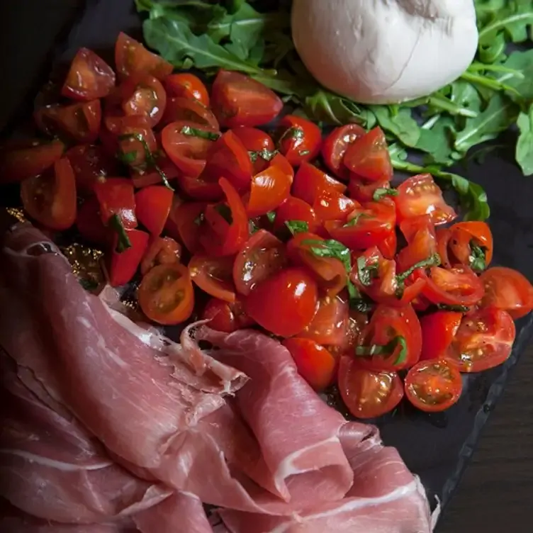 Una tabla con vegetales, jamón serrano y queso en Lo Spuntino - Arboleda, uno de los mejores restaurantes en Monterrey.