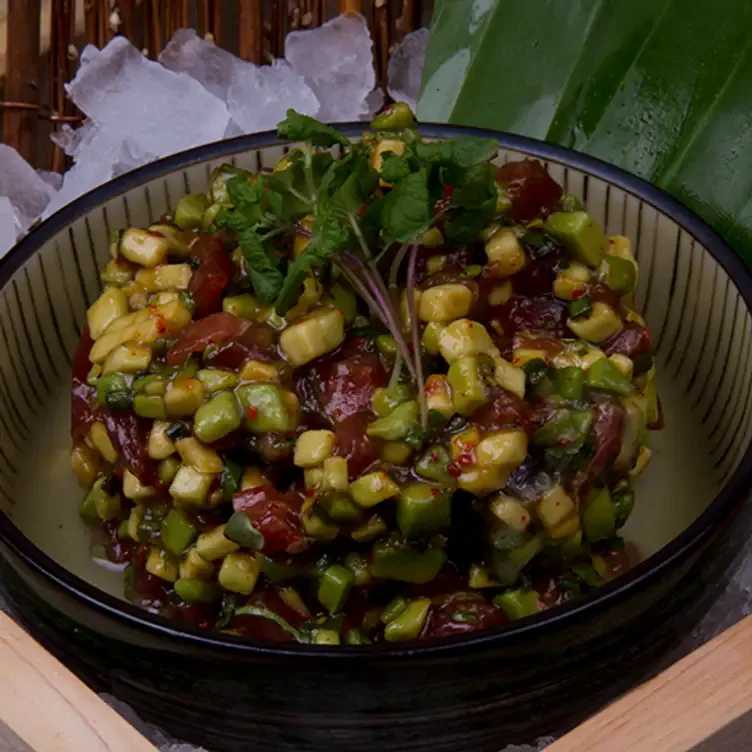 Un bowl con distintos vegetales aderezados en Señora Tanaka - Monterrey.