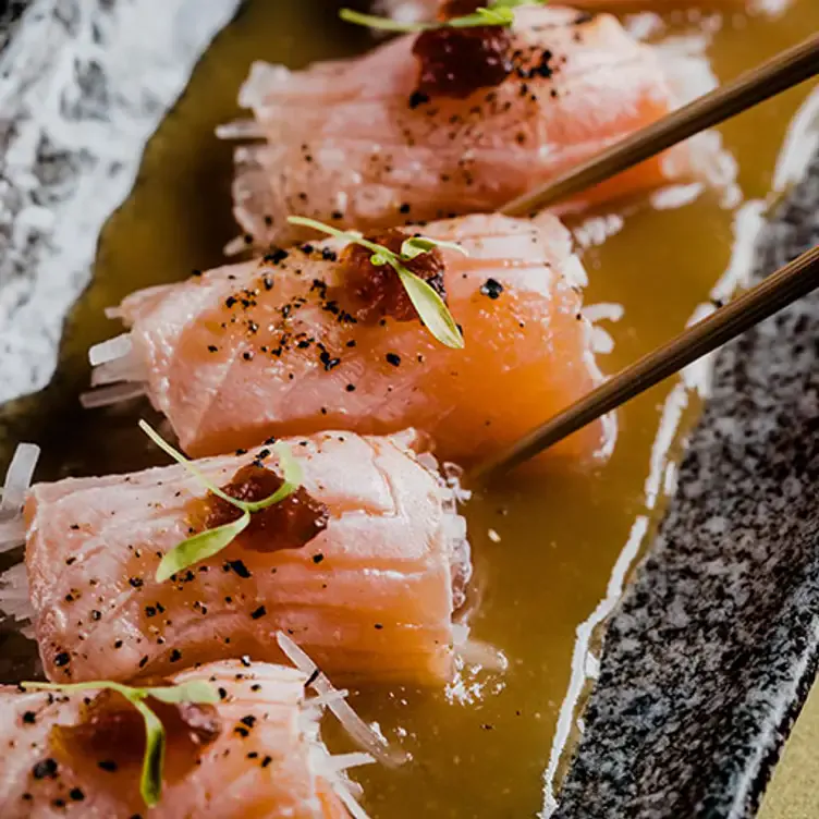 Trozos de pescado sazonados en Ryoshi, de los mejores restaurantes japoneses en Monterrey.