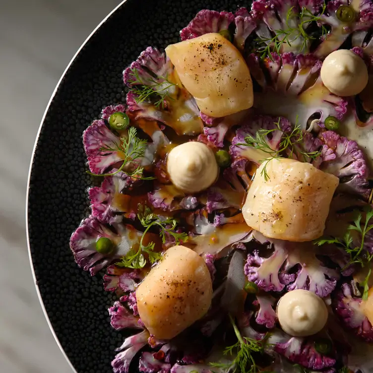 Un plato con vegetales en SIBAU, uno de los mejores restaurantes románticos en Monterrey.