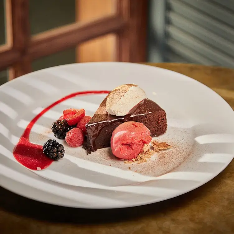 Un postre con chocolate, frutas y helado en La Taberna del León, de los mejores sitios de cocina mexicana en CDMX.