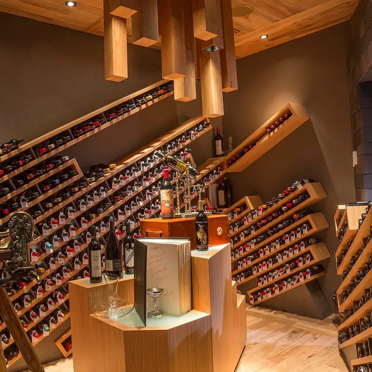 Interior de la cava de Chapulín - Polanco, toda de madera y con un diseño vanguardista.