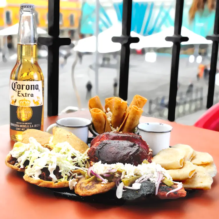 Un plato con tacos, sopes, quesadillas, pambazo y acompañado de una cerveza en Salón Tenampa, uno de los restaurantes más clásicos en CDMX.