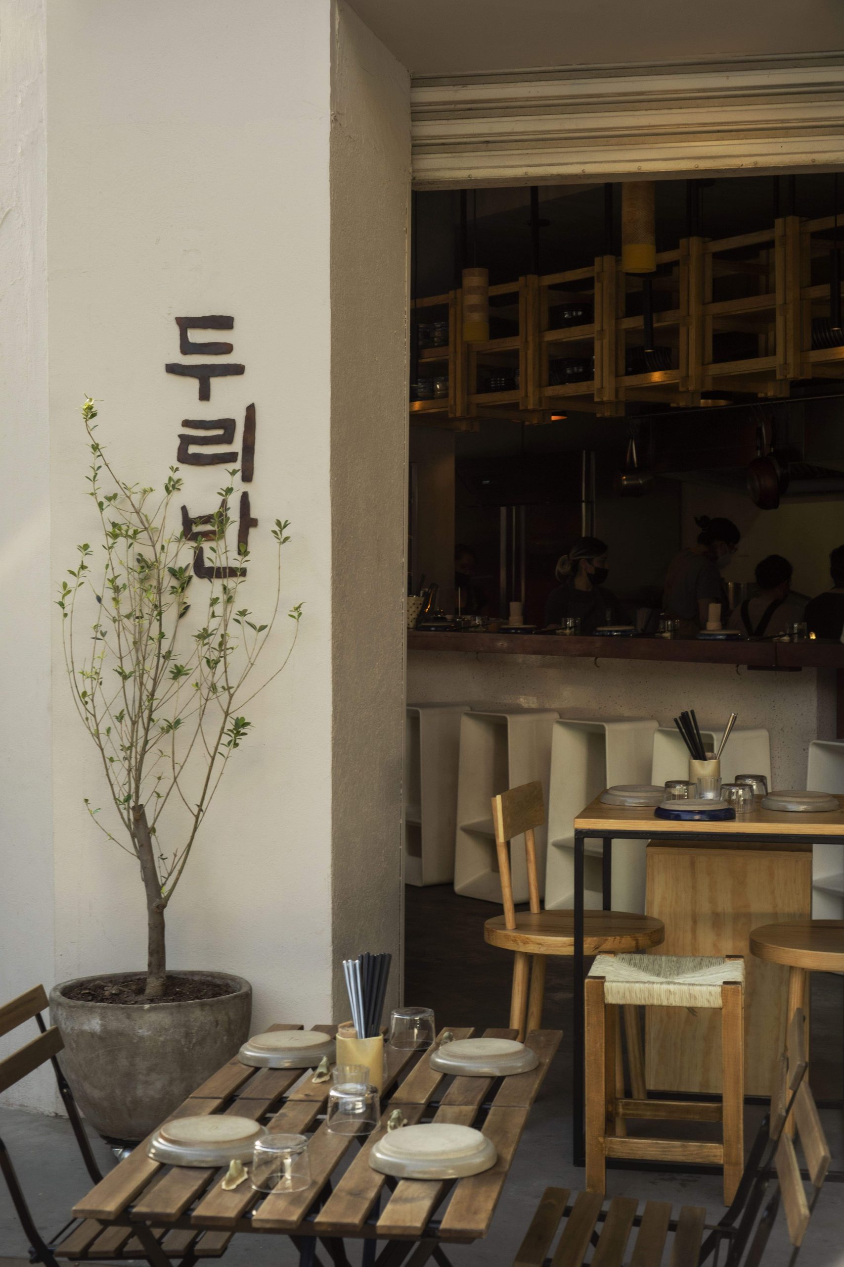 Foto de la sala del restaurante Dooriban en la Ciudad de México