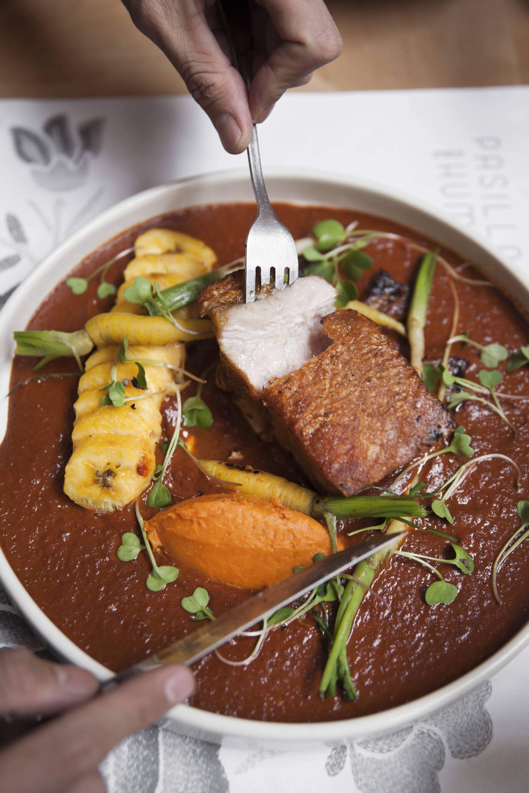 Panceta de cerdo en manchamanteles del restaurante Pasillo de Humo