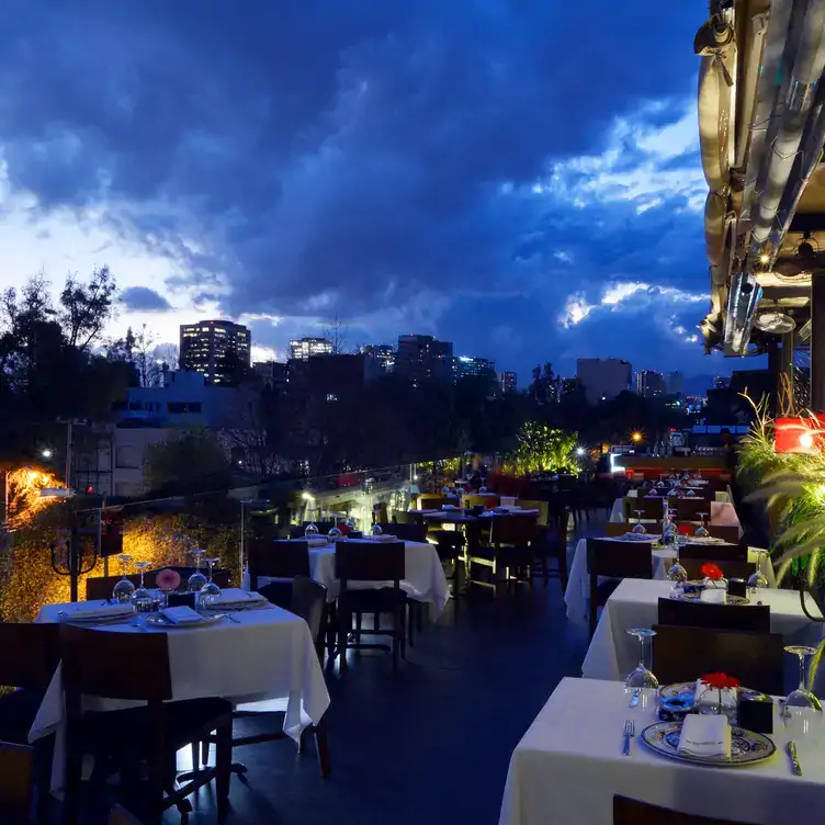 La terraza panorámica del restaurante La Buena Barra, con vistas sobre la ciudad por la noche.