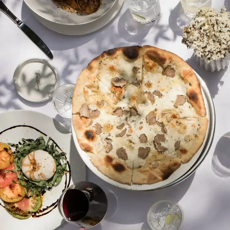 Una pizza de trufa en una mesa al aire libre en Trastevere, uno de los mejores restaurantes con terrazas en la CDMX.