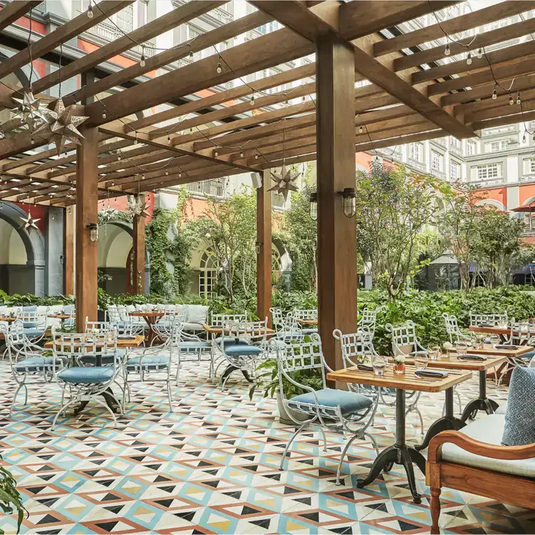 Terraza al aire livre en Zanaya en el Four Seasons Mexico City hotel, uno de los mejores restaurantes con terrazas en la CDMX.