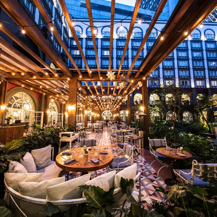 La terraza al aire libre de noche en Zanaya en el Four Seasons Mexico City hotel, ono de los mejores restaurantes en la CDMX.