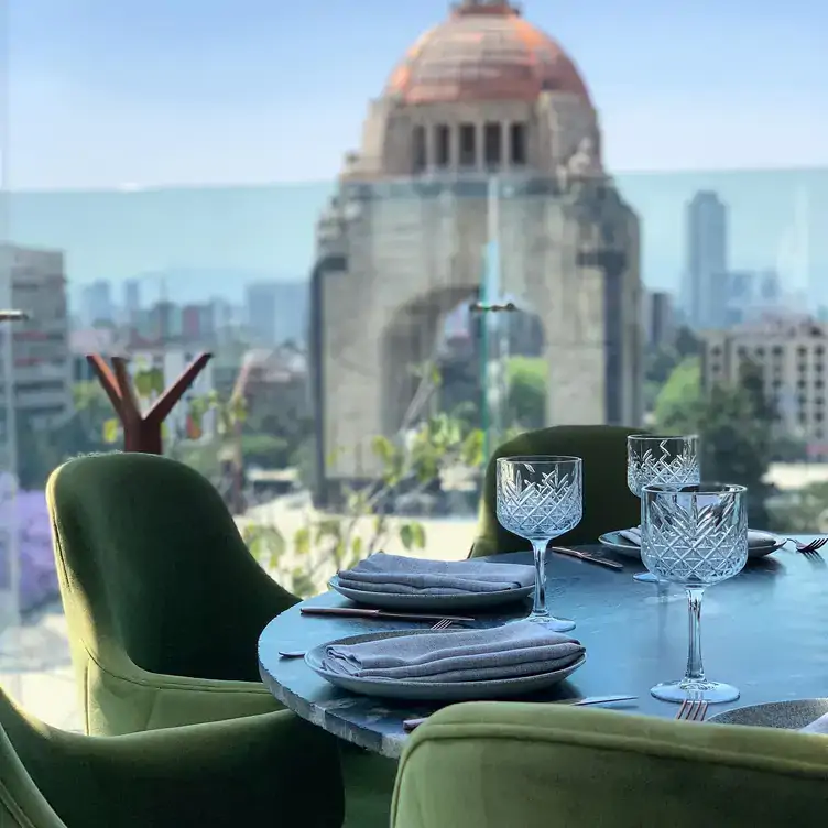 Una mesa en terraza con vista at Monumento a la Revolución en Arango, uno de los mejores restaurantes con terrazas en la CDMX.