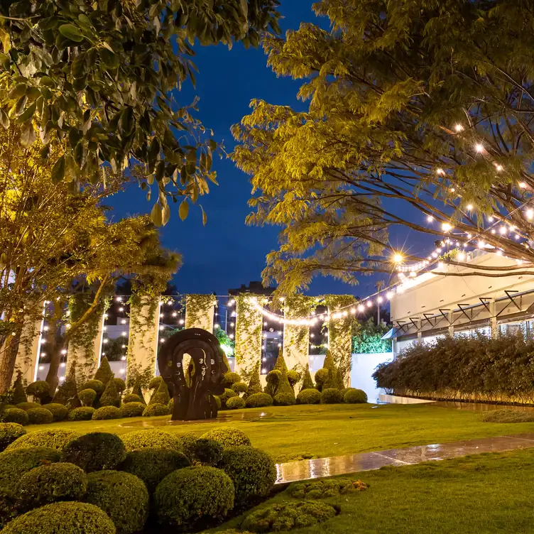 Los impresionantes jardines escultóricos en BRUNA, uno de los mejores restaurantes románticos en Guadalajara