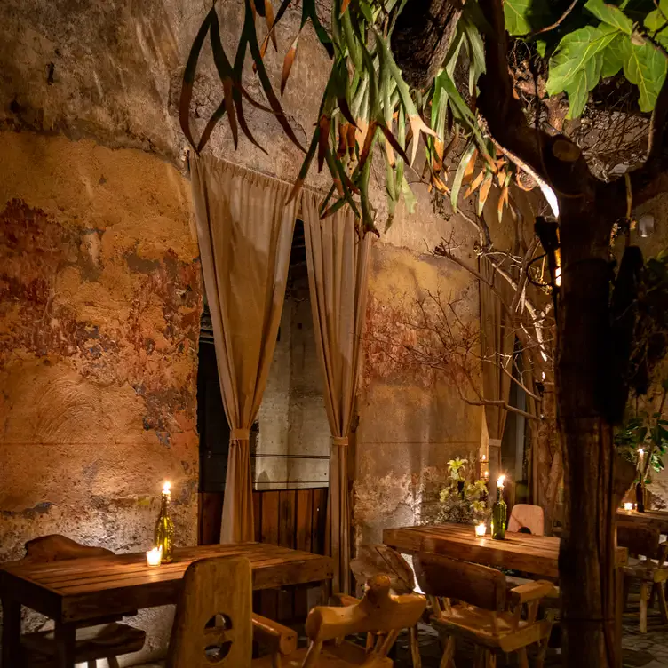 La casona de la época del Porfiriatoz en Taverna, uno de los mejores restaurantes románticos de la Ciudad de Mexico.