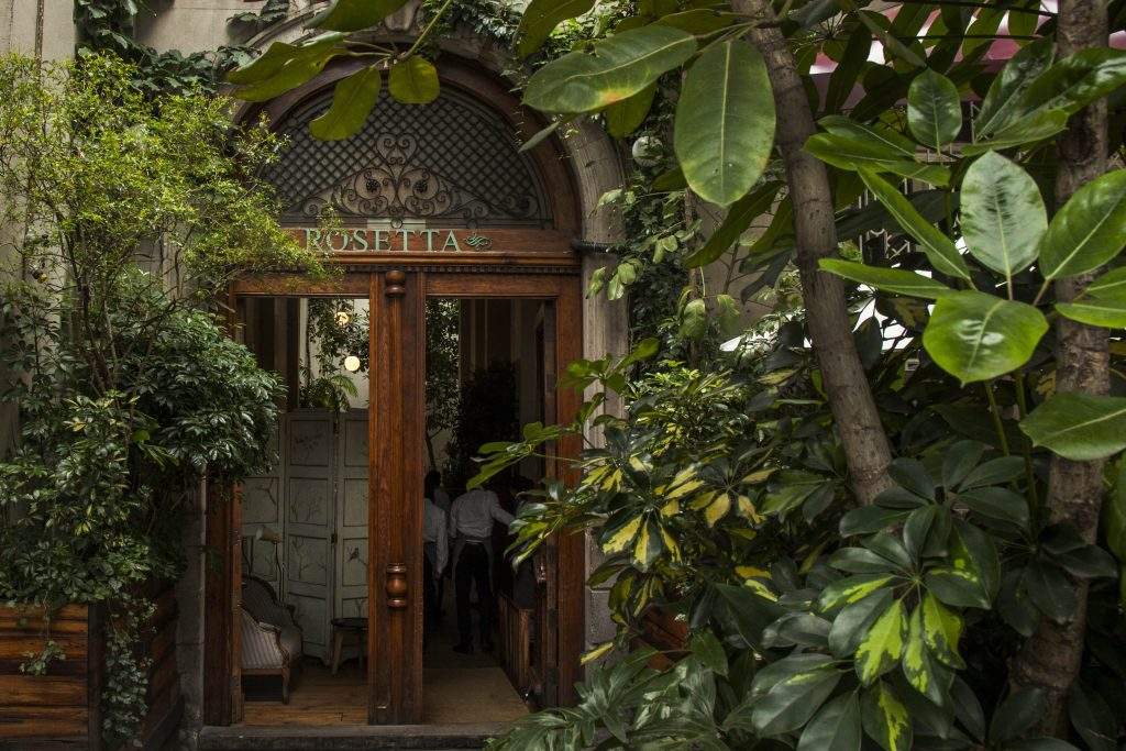 La entrada de Rosetta, el mejor restaurante romántico de la CDMX.