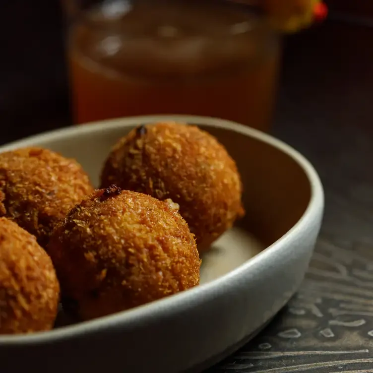 Croquetas de jamón serrano en Coctel Bar Luperca, uno de los mejores restaurantes románticos en Guadalajara