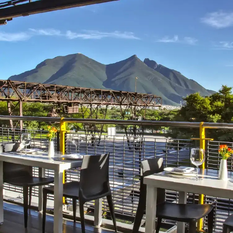 La terraza al aire libre con vistas de las montañas en El Lingote, uno de los mejores restaurantes con terrazas en Monterrey.