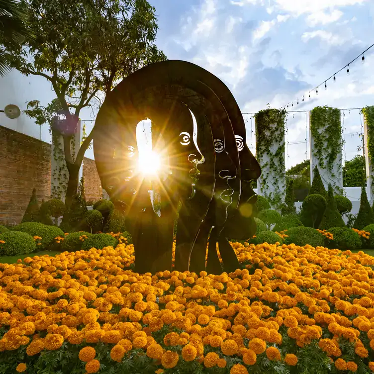 Una instalación artística en el jardín de BRUNA Restaurante, uno de los mejores restaurantes al aire libre en Guadalajara.