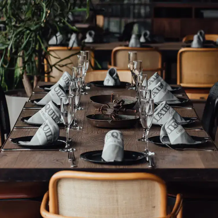 Una mesa con platos, servilletas y vasos en La Tequila Landmark, uno de los mejores restaurantes con terrazas en Guadalajara