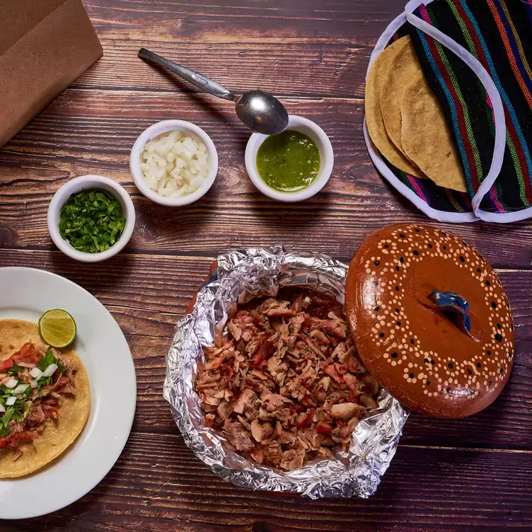 Fajitas con carne y galetas en La Cocina del Tras, uno de los mejores restaurantes familiares en la CDMX.