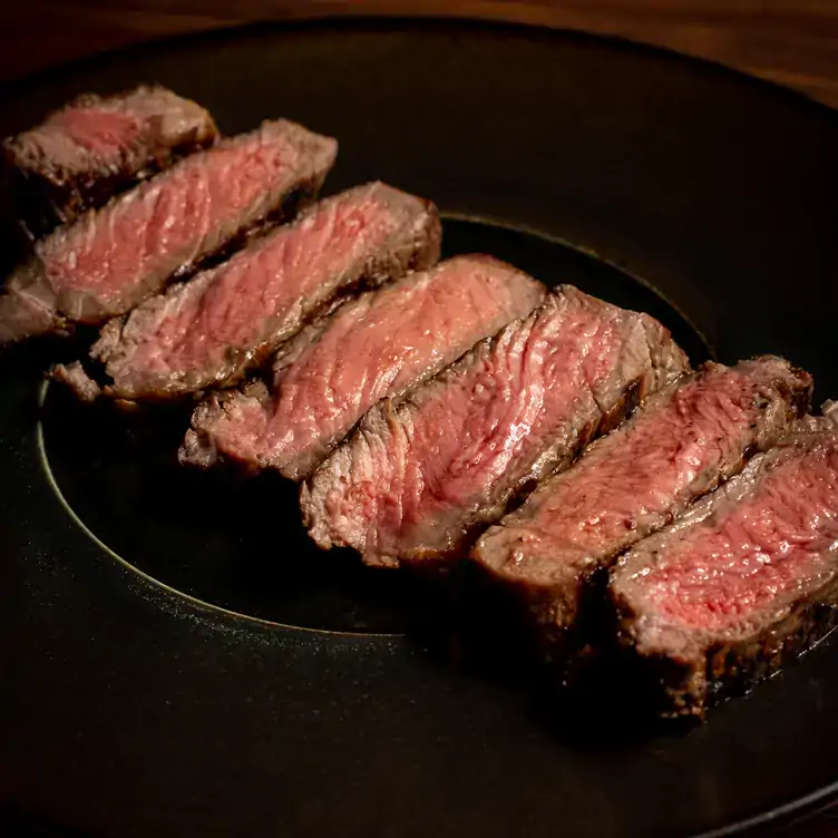 Un corte de carne en La Nacional, uno de los mejores restaurantes con terrazas en Monterrey.