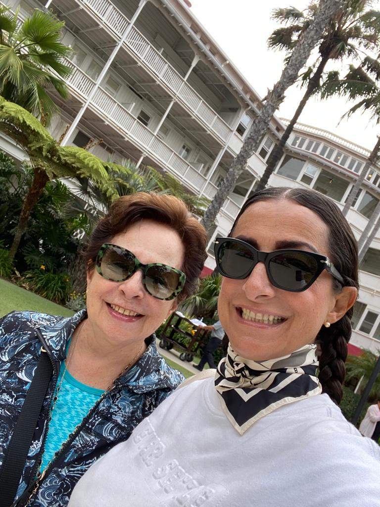 Mujeres con gafas de sol sonriendo