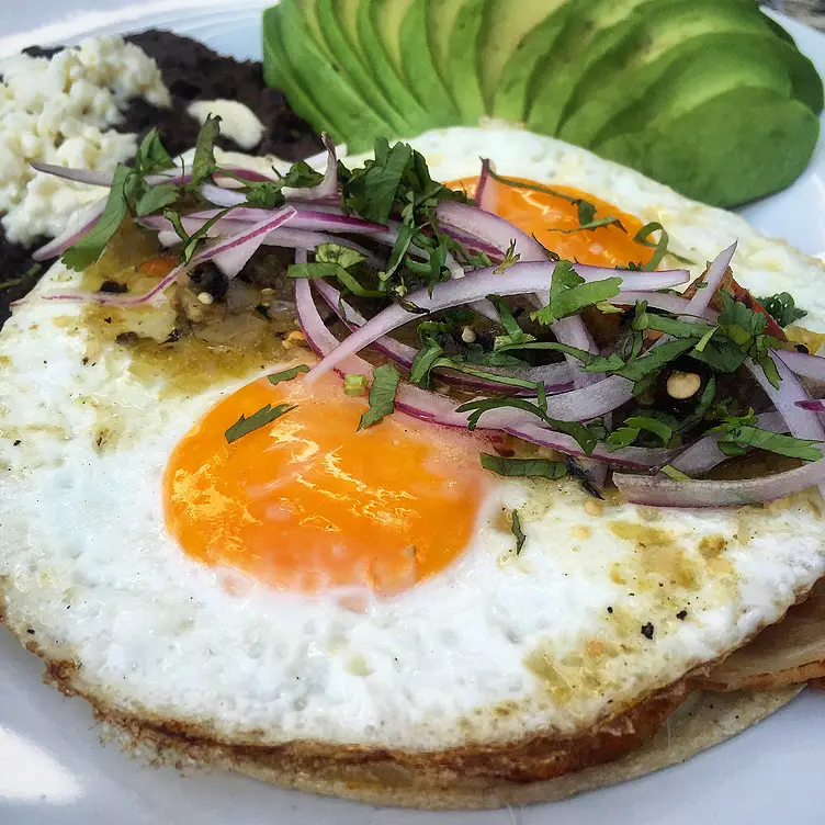 Platillo de huevos en Vasconcelos, uno de los mejores restaurantes para ocasiones especiales en Monterrey.