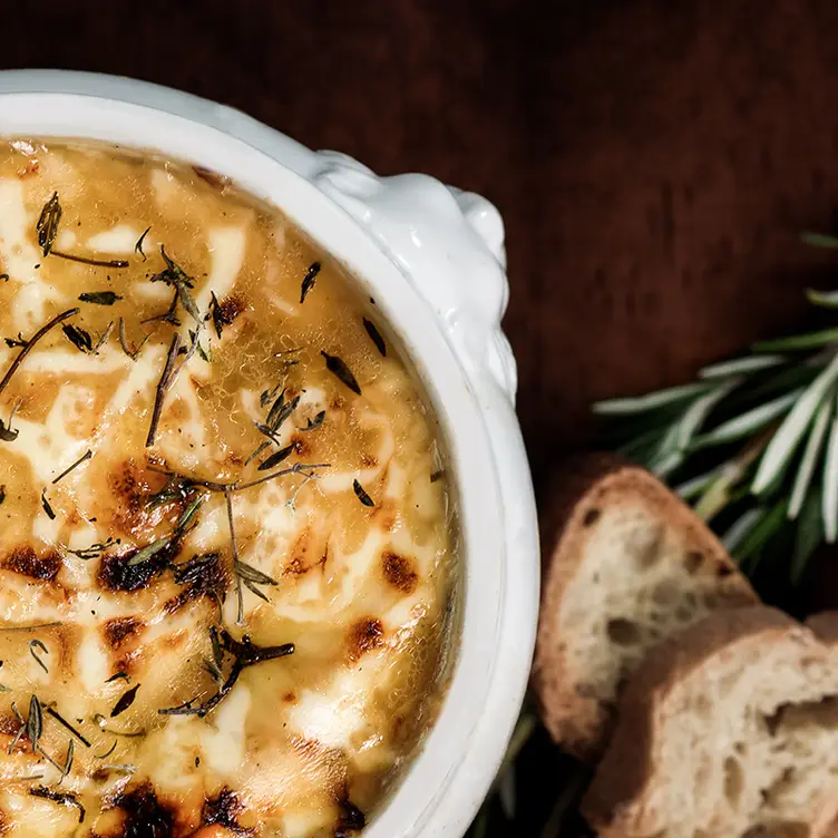 Sopa de cebolla en Pierrot, uno de los mejores restaurantes para ocasiones especiales en Guadalajara.