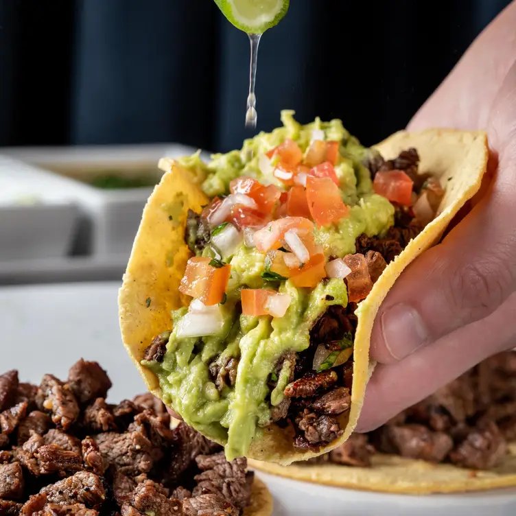 Taco de carne en Mochomos, uno de los mejores restaurantes para ocasiones especiales en Monterrey.