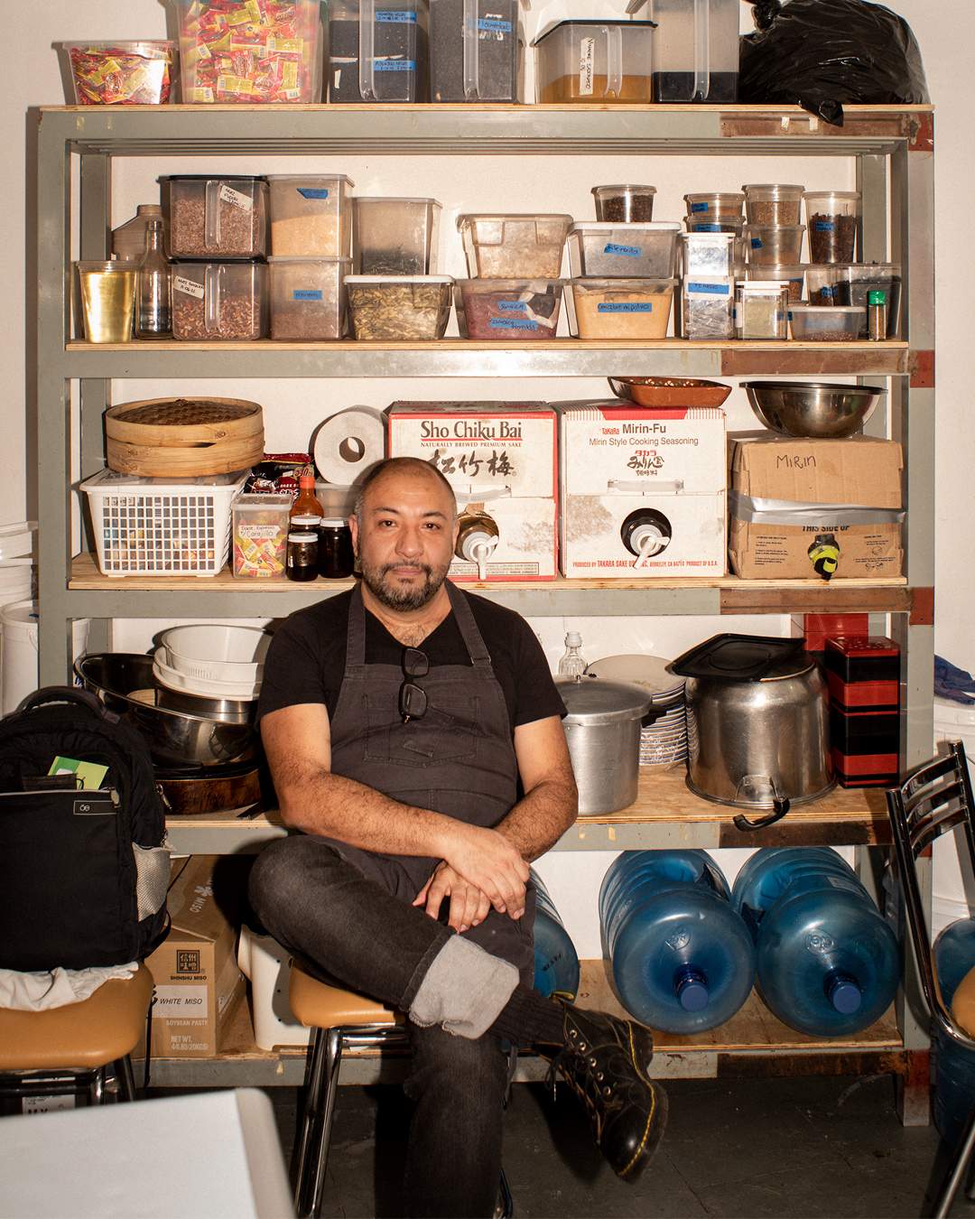 Cocinero sentado en la silla de la despensa de su restaurante