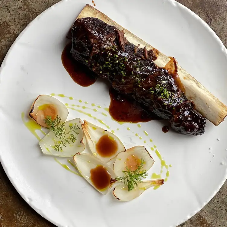 Platillo de carne en Gran Cru, uno de los mejores restaurantes para ocasiones especiales en Monterrey.