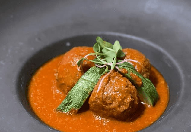 albóndigas de carne con salsa sobre un plato negro