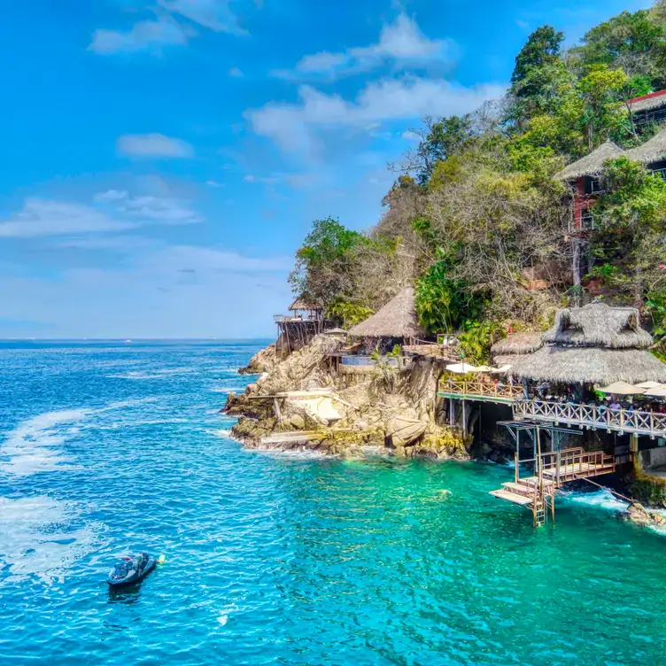 La ubicación única de Ocean Grill Vallarta en la tranquila Playa Colomitos.