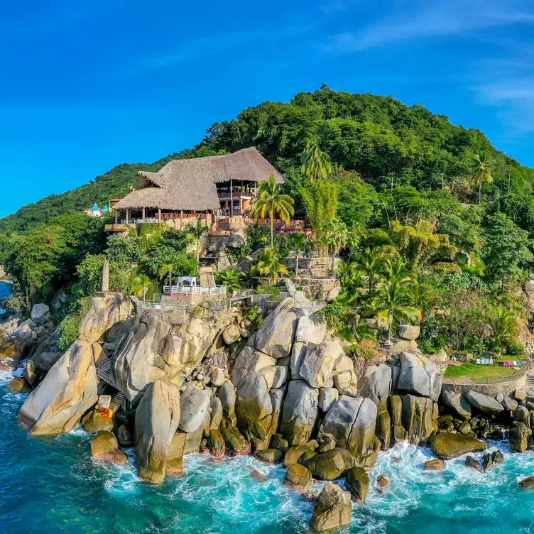 Un restaurante en la cima de un risco dominando el mar en Le Kliff, uno de los mejores restaurantes en la playa de México.