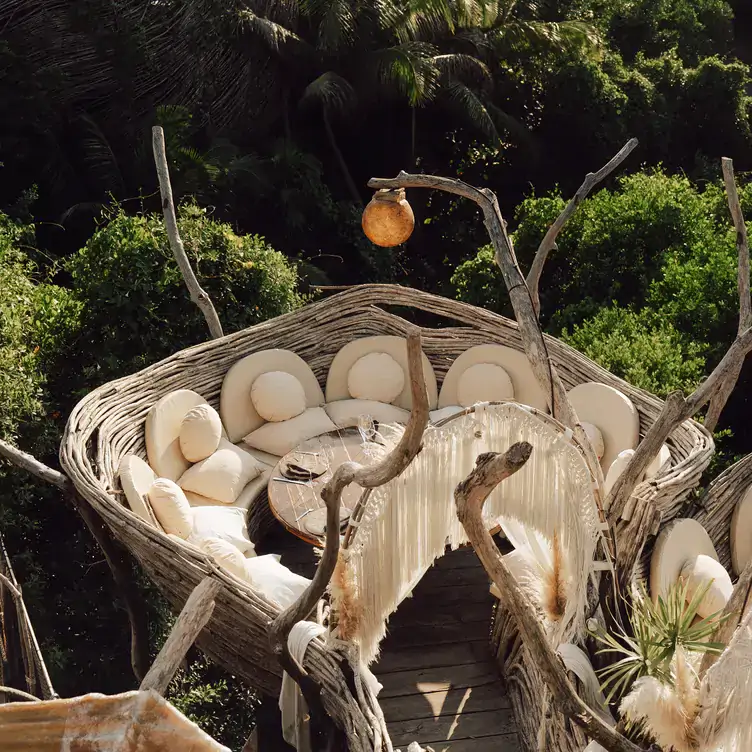 Una estructura de madera que flotan sobre la jungla en Kin Toh by AZULIK, en Tulum