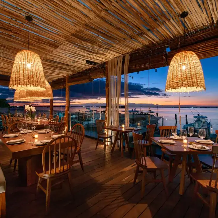 Un restaurante con vistas a las puestas de sol sobre el mar en Taboo, uno de los mejores restaurantes en la playa de México.