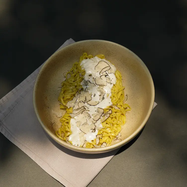 Un plato de pasta bañado en crema de Sartoria, uno de los mejores restaurantes italianos en CDMX.