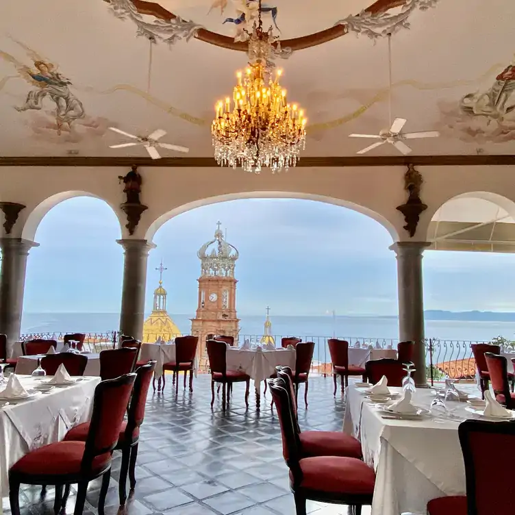 Terraza barroca con vista a la Iglesia de Guadalupe en La Cappella, uno de los mejores restaurantes románticos en Puerto Vallarta