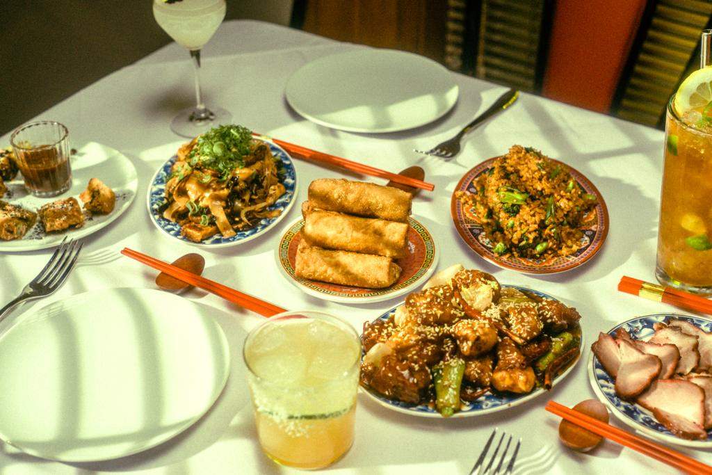 Mesa de mantel blanco con platos de comida mexicano china en Cantón Mexicali, un restaurante en la Ciudad de México.