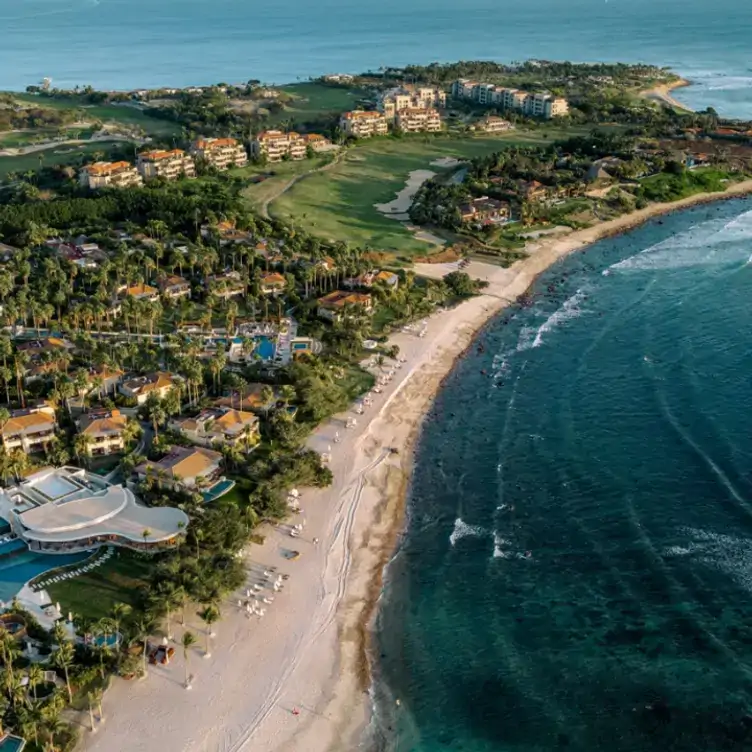 La vista de la playa del hotel St. Regis Punta Mita y el restaurante Carolina, uno de los mejores restaurantes en la playa de México.