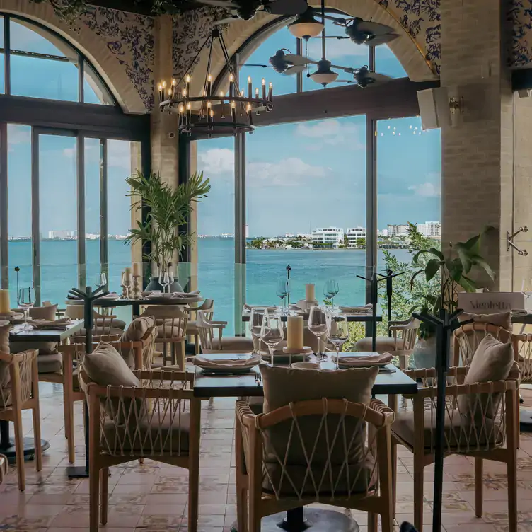 Una villa de estilo italiano con vistas al mar en el fondo en Nicoletta, uno de los mejores restaurantes en la playa de México.