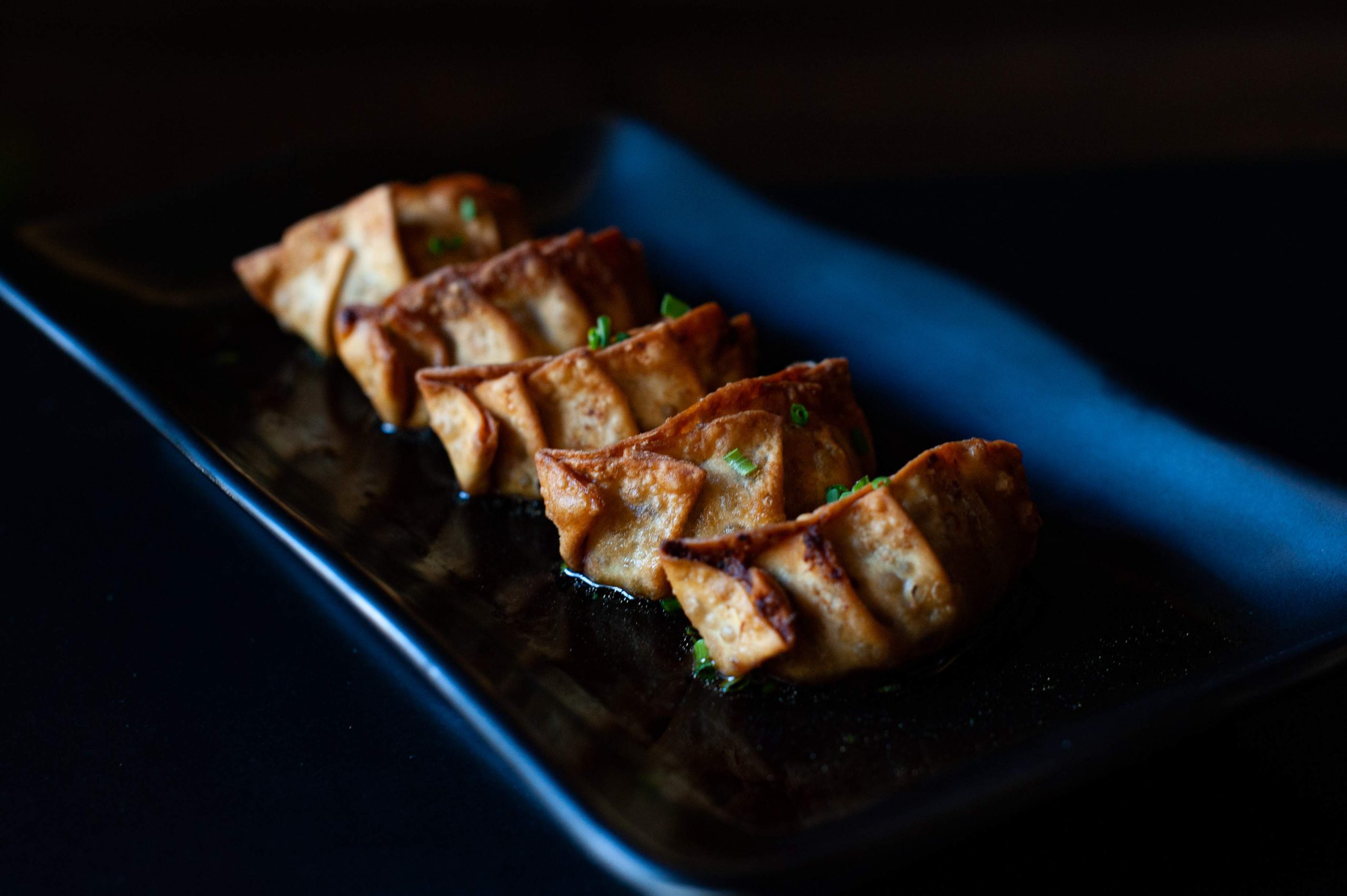 Un plato con cinco gyozas asadas en el restaurante Hato, Guadalajara.