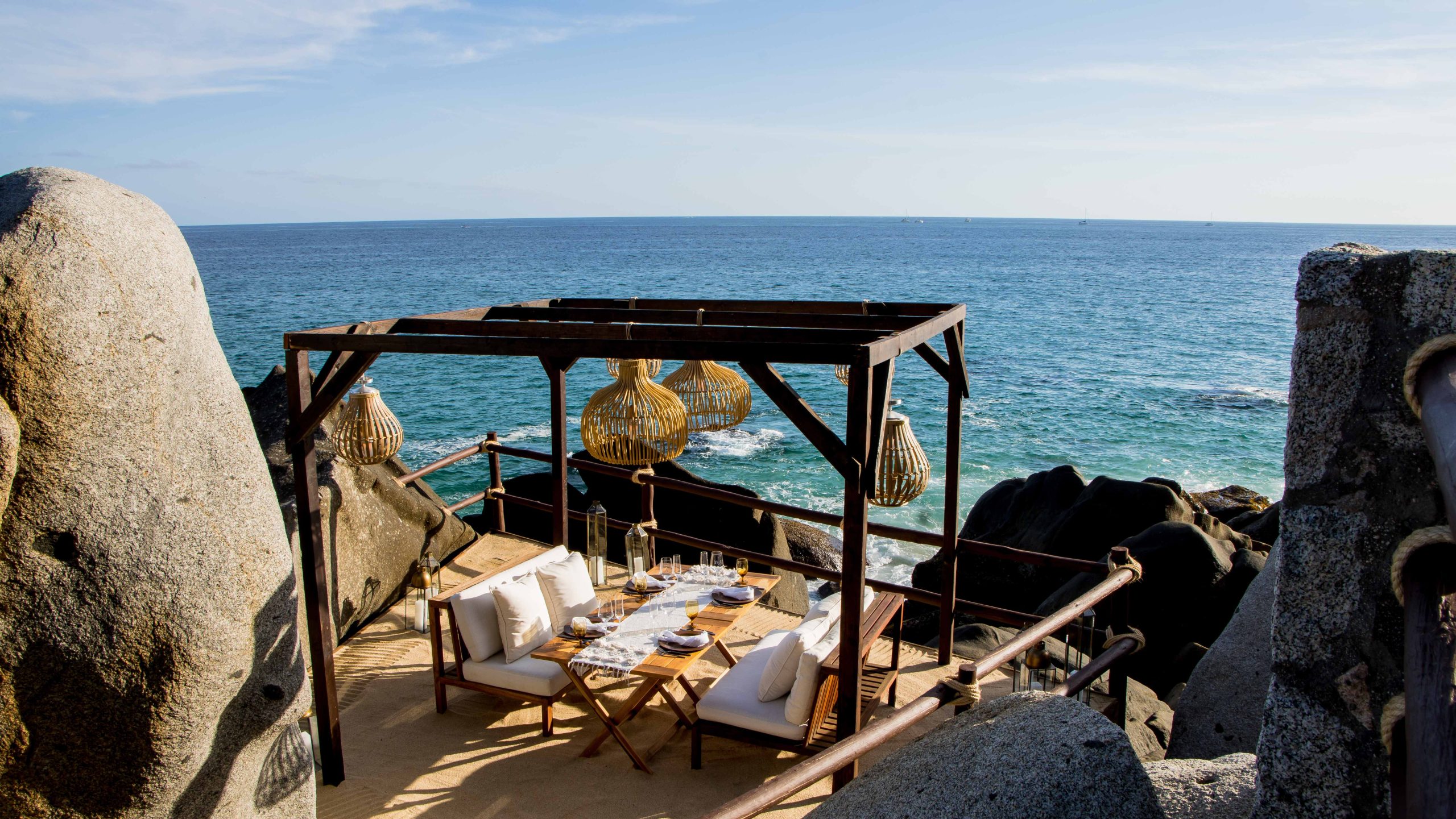 Terraza con mesa privada frente al mar en el restaurante El Farallón, en el hotel Waldorf Astoria Pedregal Los Cabos.