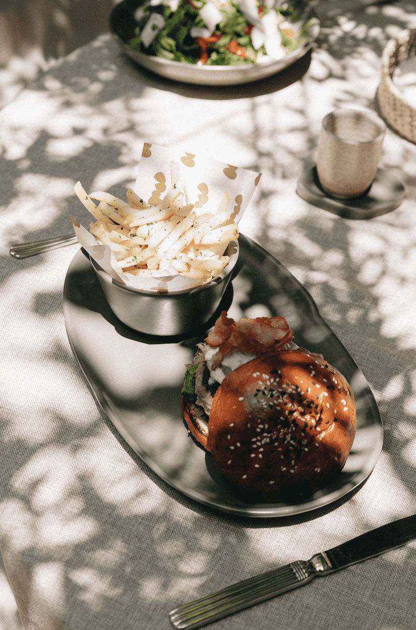 Hamburguesa Roquefort  con papas a la francesa. Crédito: Lampuga