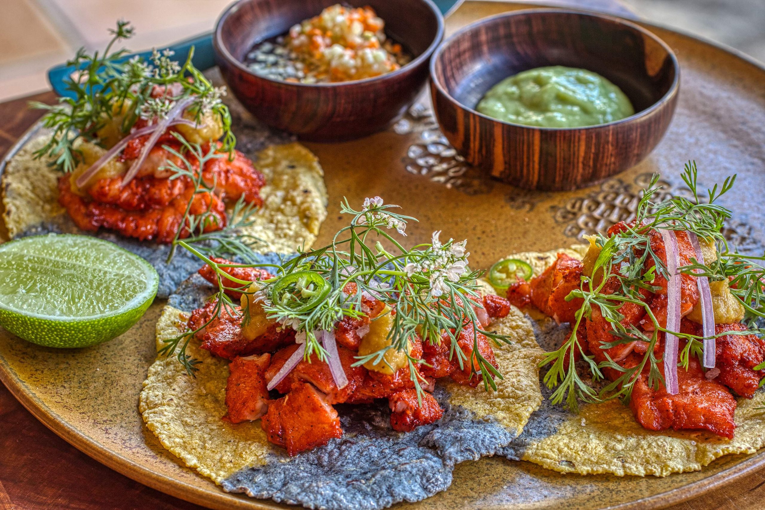 Tacos al pastor en tortillas bicolor en el restaurante Tierra y Cielo, en San Cristóbal de las Casas.