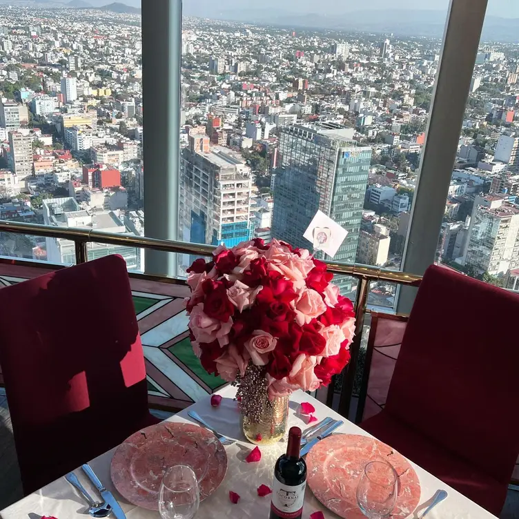 La vista en Bellini Restaurante Giratorio, uno de los mejores restaurantes con vistas en CDMX.