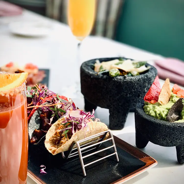 Platillos de tacos y guacamole para compatir en Restaurante Diana - The St. Regis, uno de los mejores restaurantes con vistas en CDMX.