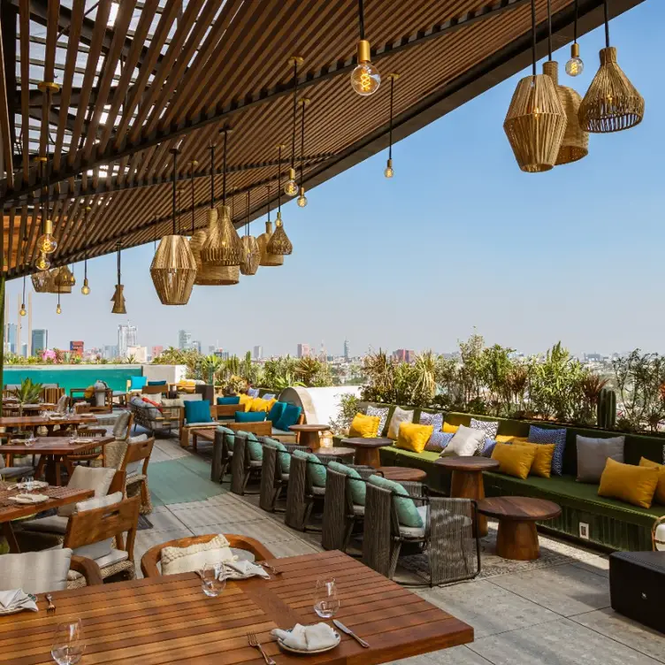 La terraza urbana en en el piso 17 en Cabuya Rooftop, uno de los mejores restaurantes con vistas en CDMX.