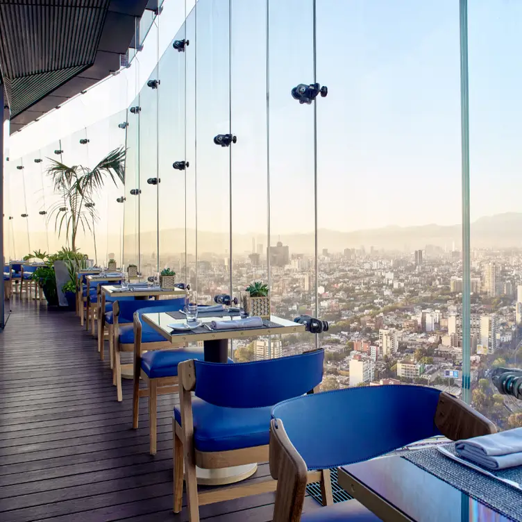 El restaurante SAMOS del hotel Ritz Carlton México City, uno de los mejores restaurantes con vistas en CDMX.