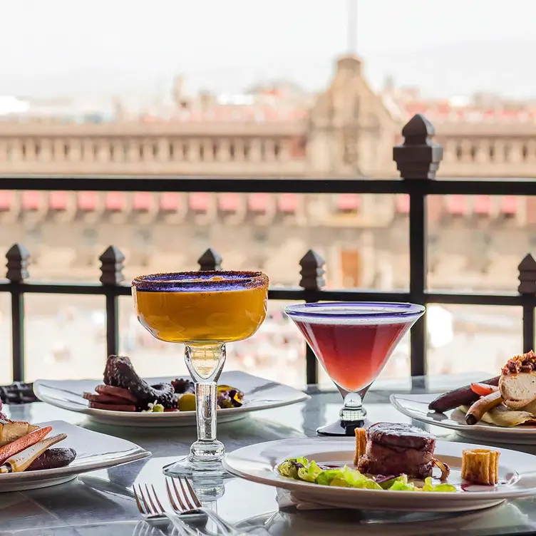 Cocteles y platillos con vista del Centro Histórico en La Terraza - Gran Hotel, uno de los mejores restaurantes con vistas en CDMX.