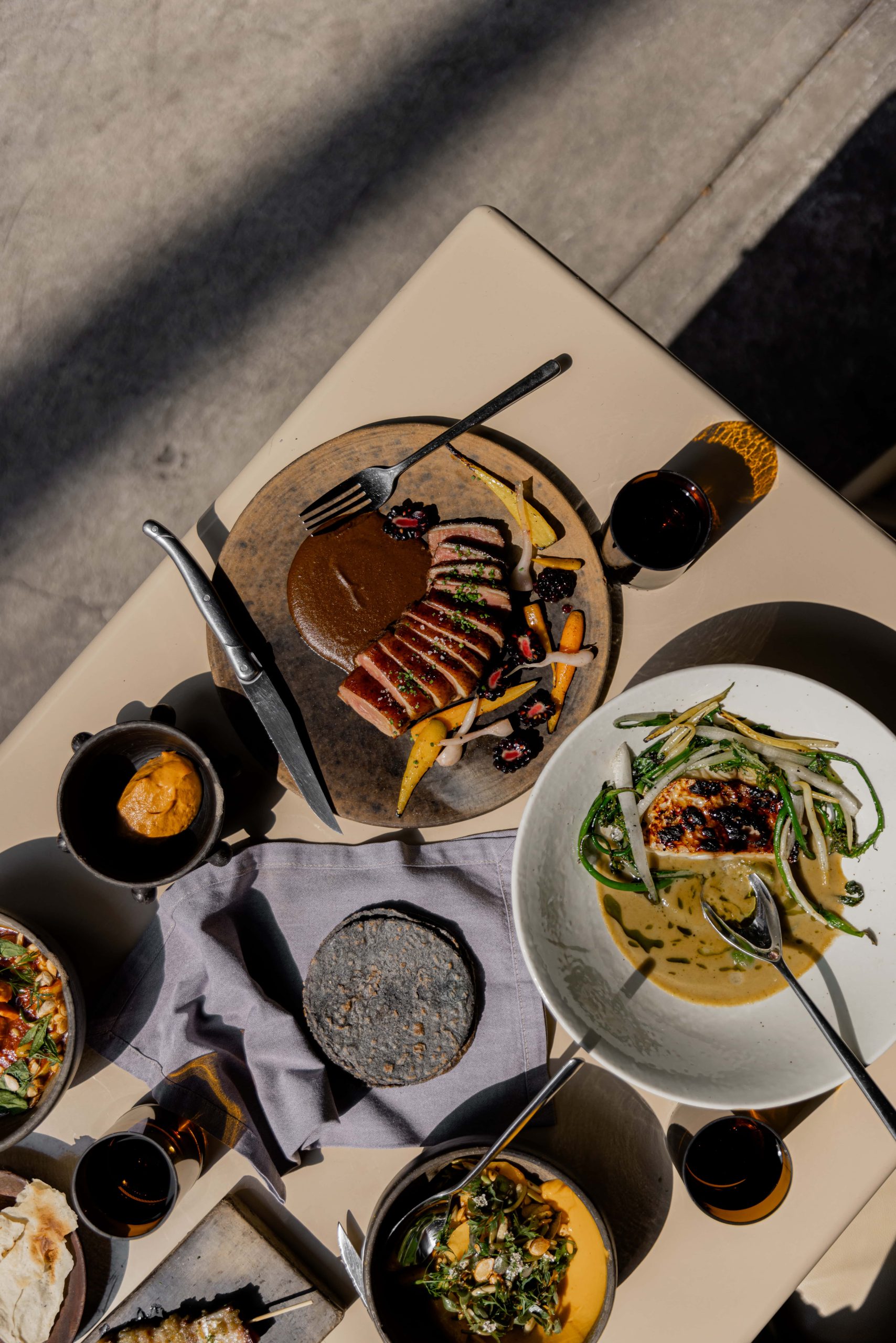 Platos variados sobre una mesa en Malix Restaurant, en la Ciudad de México.